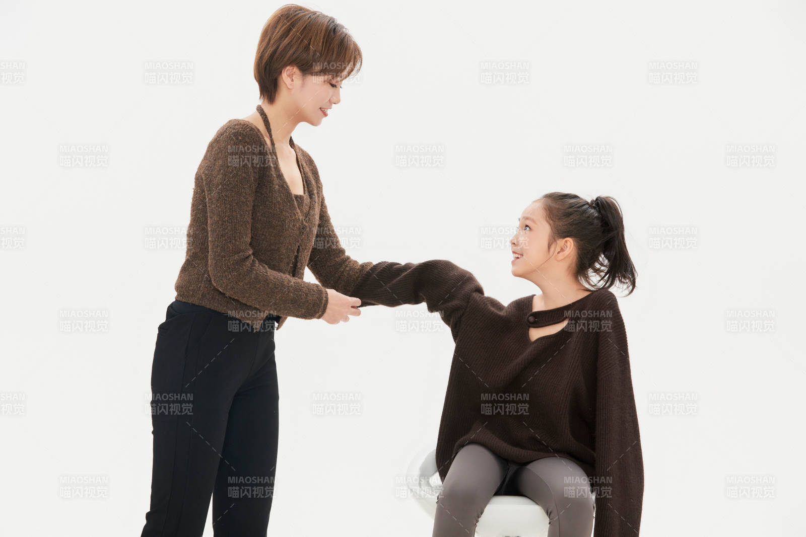 白色背景里的美丽妈妈与可爱女儿亲子人像图片