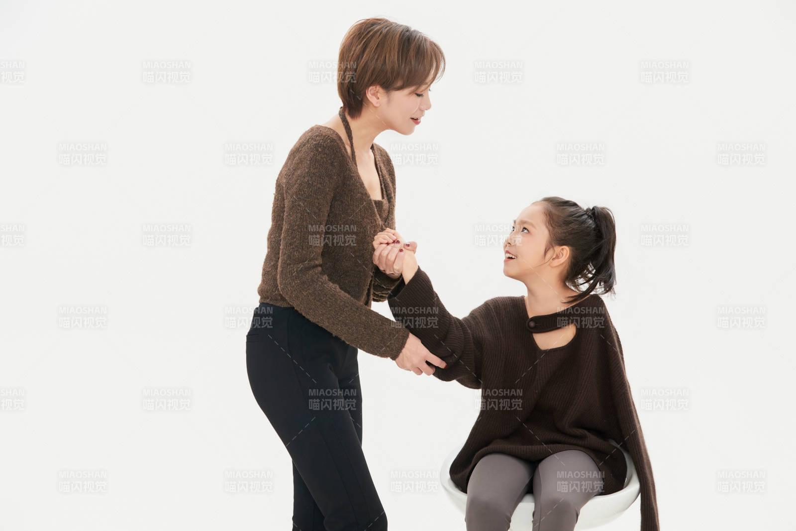 白色背景里的美丽妈妈与可爱女儿亲子人像图片