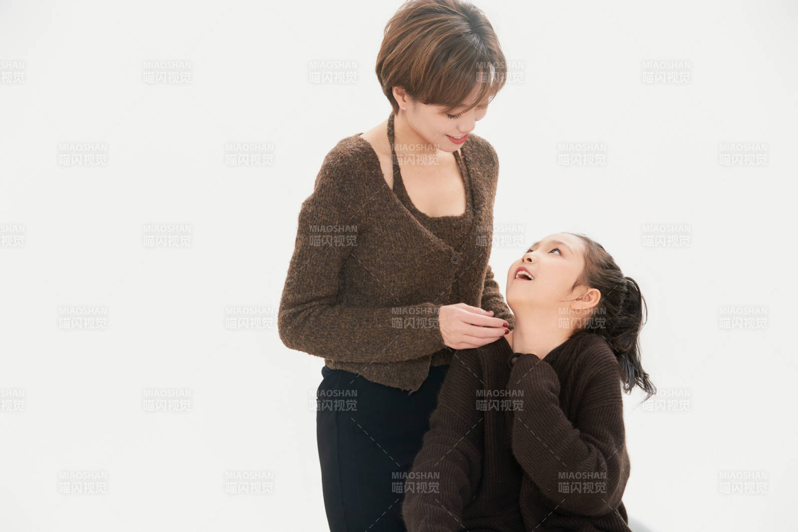 白色背景里的美丽妈妈与可爱女儿亲子人像图片