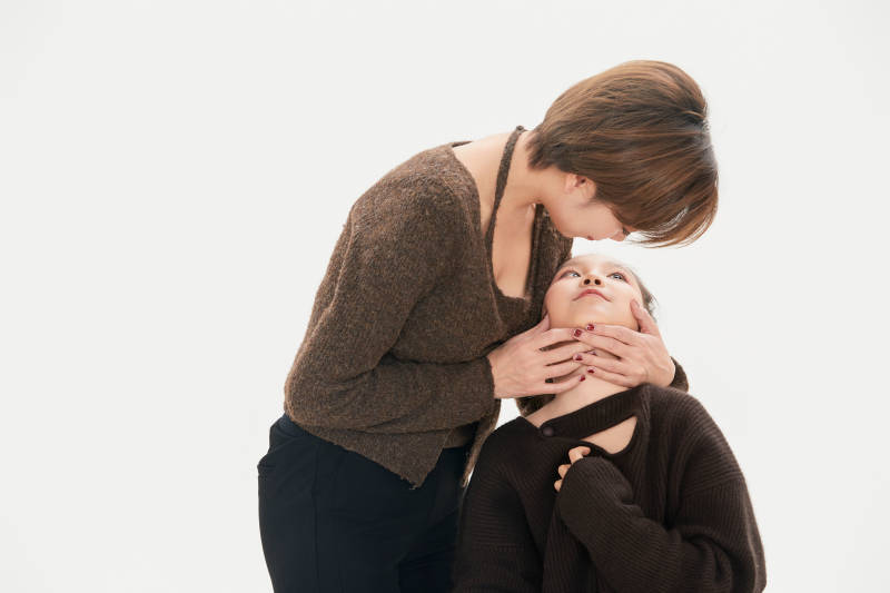 白色背景里的美丽妈妈与可爱女儿亲子人像图片