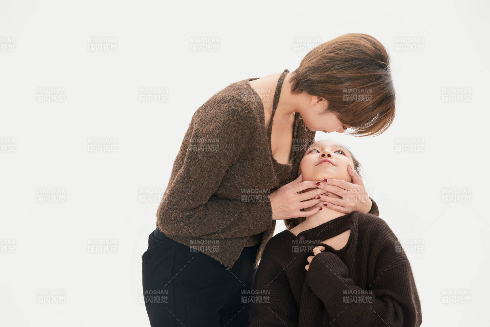 白色背景里的美丽妈妈与可爱女儿亲子人像图片