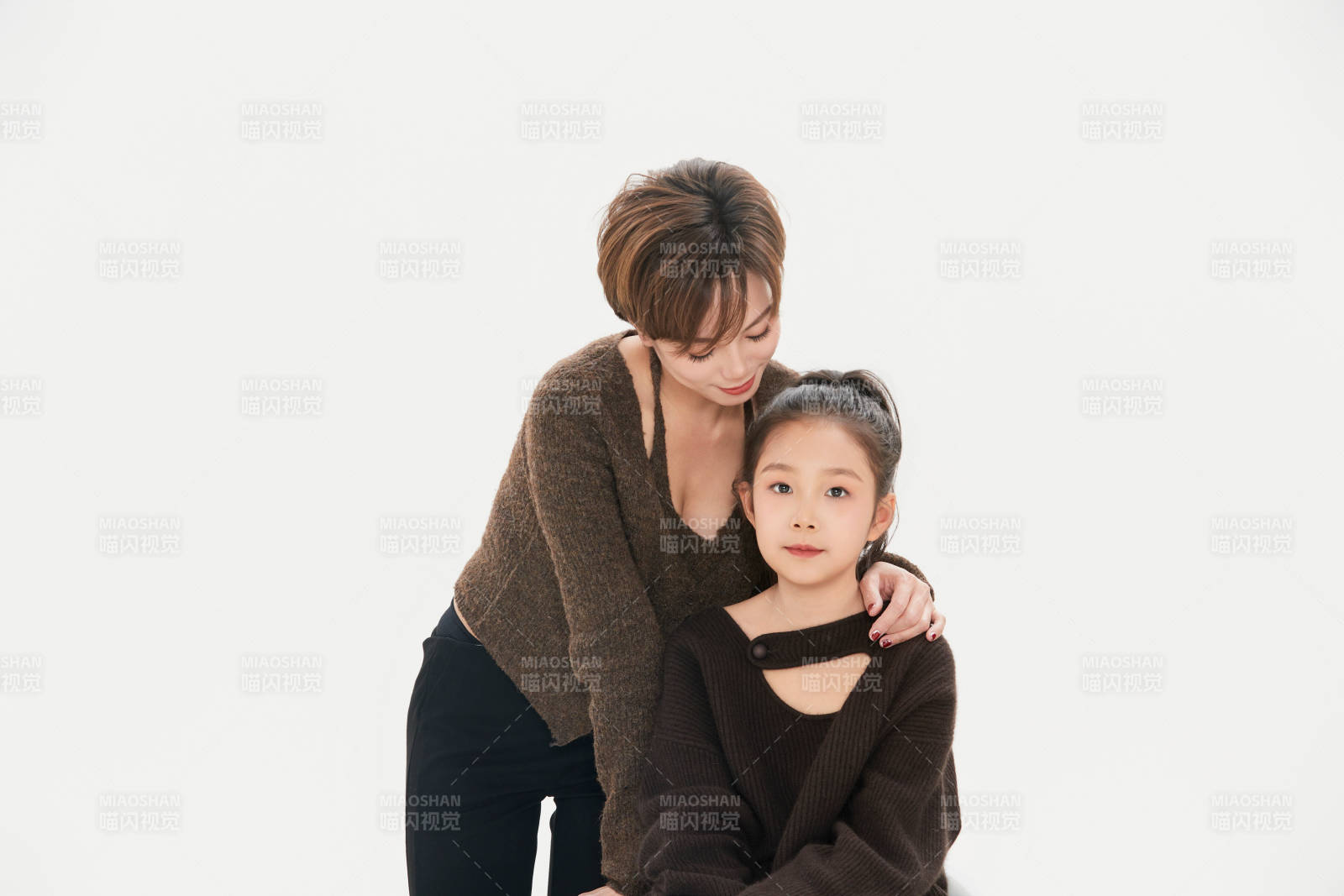 白色背景里的美丽妈妈与可爱女儿亲子人像图片