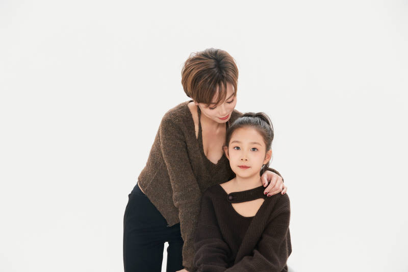 白色背景里的美丽妈妈与可爱女儿亲子人像图片