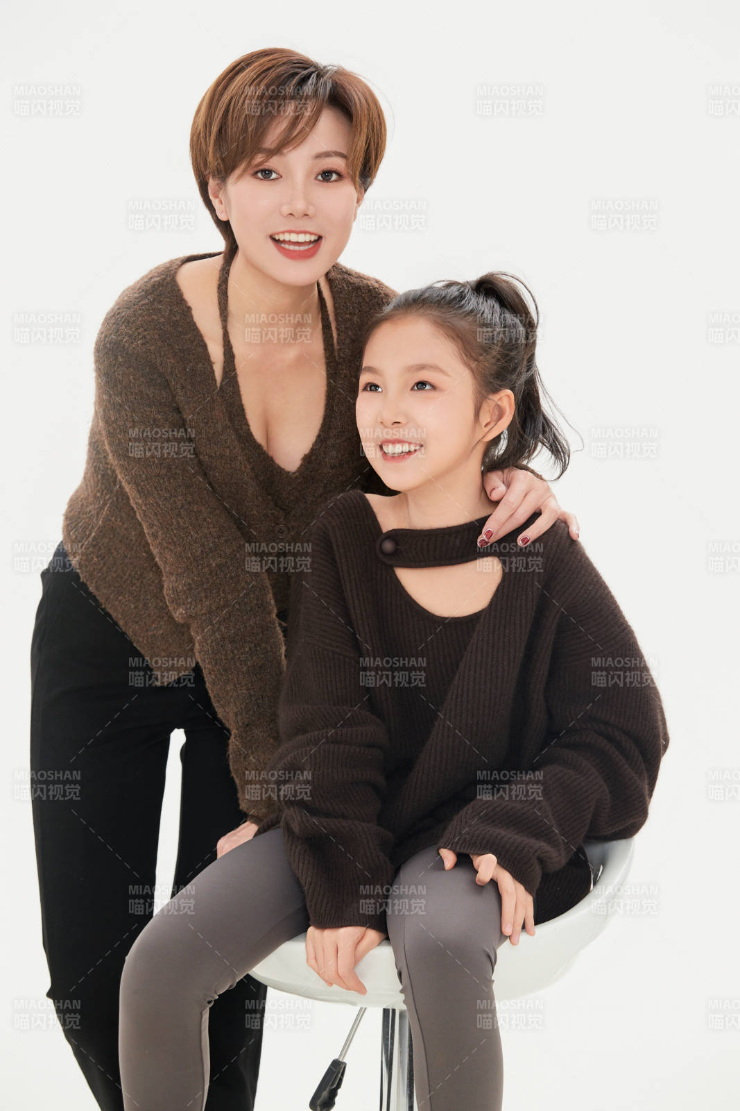 白色背景里的美丽妈妈与可爱女儿亲子人像图片