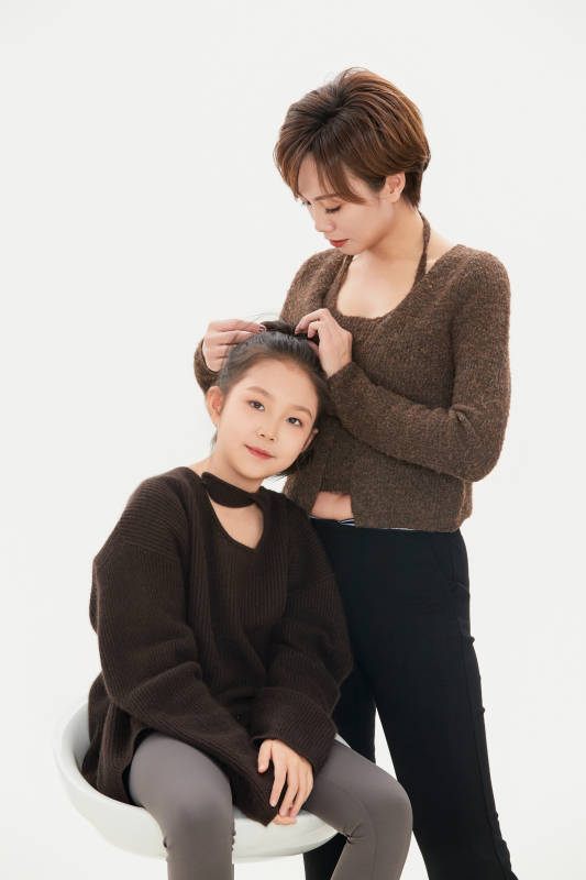 白色背景里的美丽妈妈与可爱女儿亲子人像图片