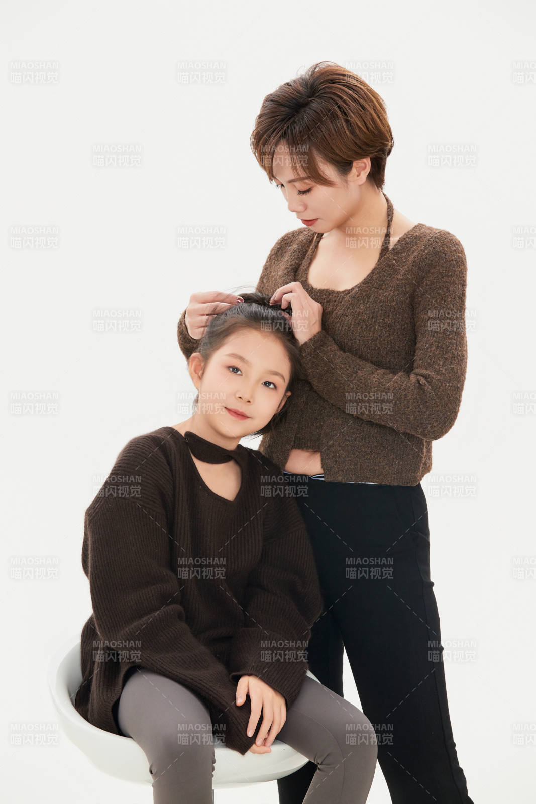 白色背景里的美丽妈妈与可爱女儿亲子人像图片