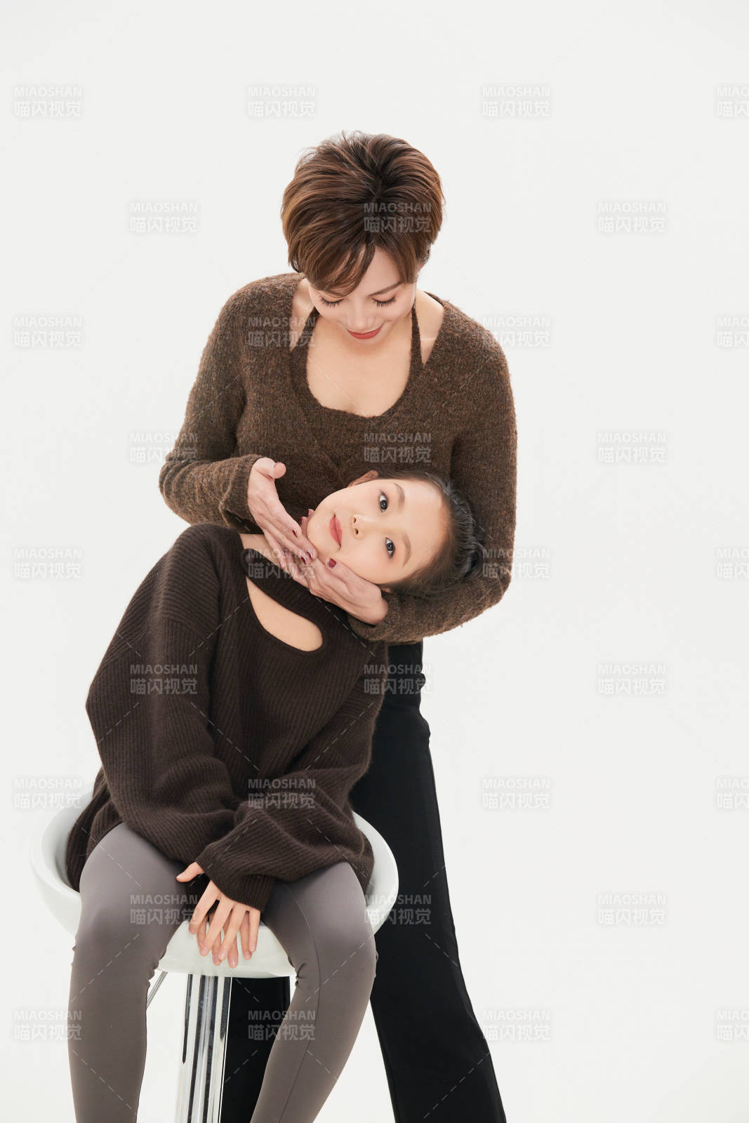 白色背景里的美丽妈妈与可爱女儿亲子人像图片