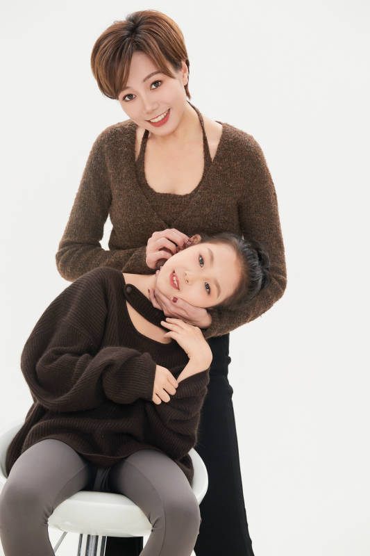 白色背景里的美丽妈妈与可爱女儿亲子人像图片