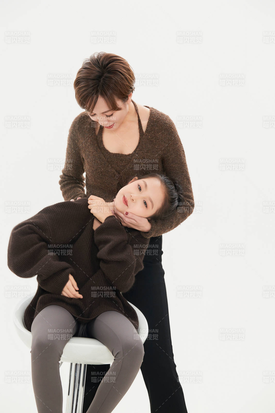 白色背景里的美丽妈妈与可爱女儿亲子人像图片