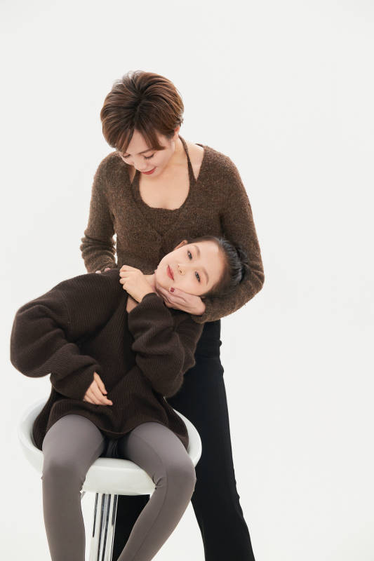 白色背景里的美丽妈妈与可爱女儿亲子人像图片