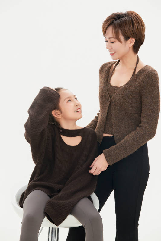 白色背景里的美丽妈妈与可爱女儿亲子人像图片