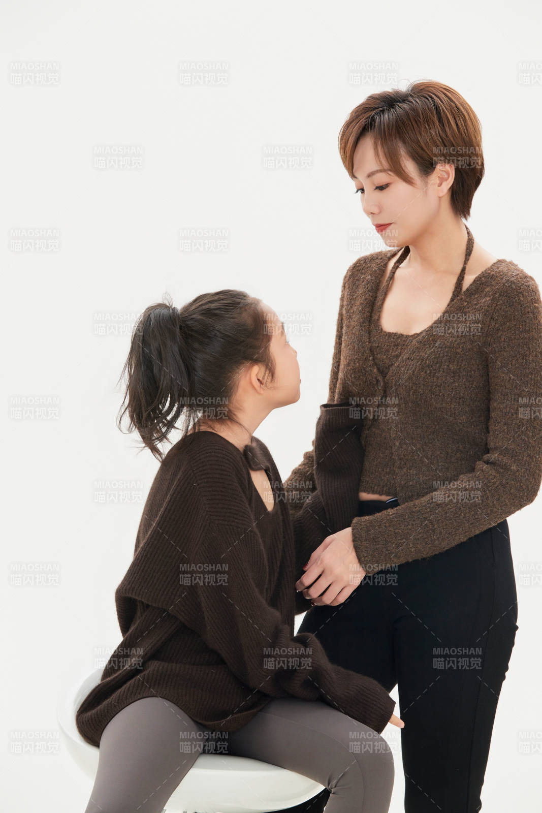 白色背景里的美丽妈妈与可爱女儿亲子人像图片