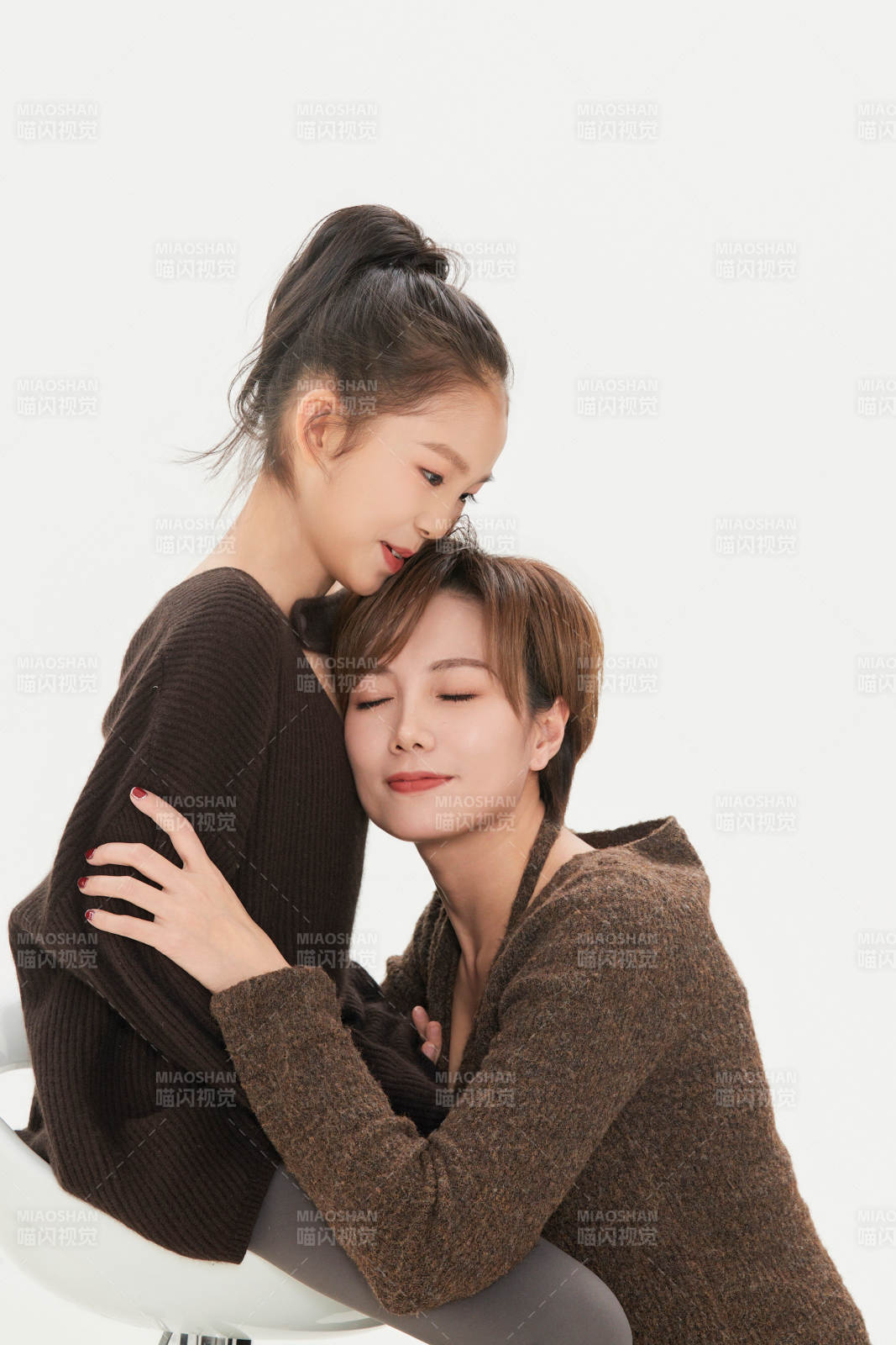 白色背景里的美丽妈妈与可爱女儿亲子人像图片