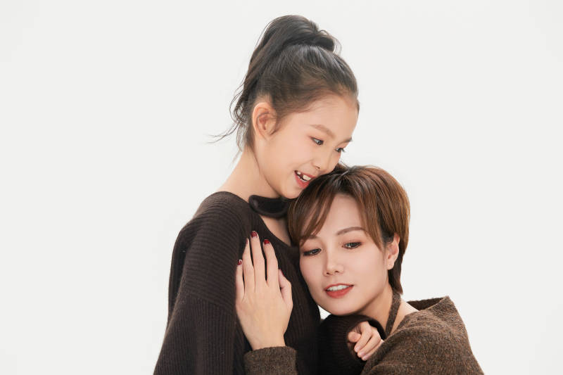 白色背景里的美丽妈妈与可爱女儿亲子人像图片