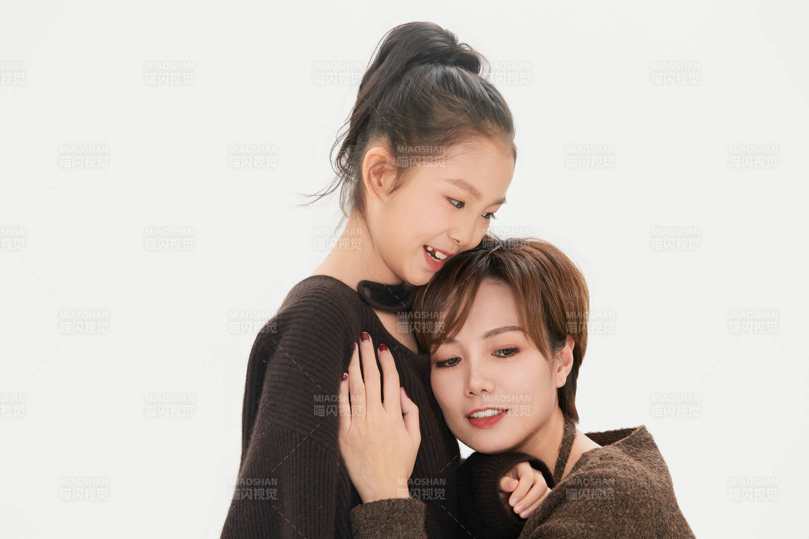 白色背景里的美丽妈妈与可爱女儿亲子人像图片