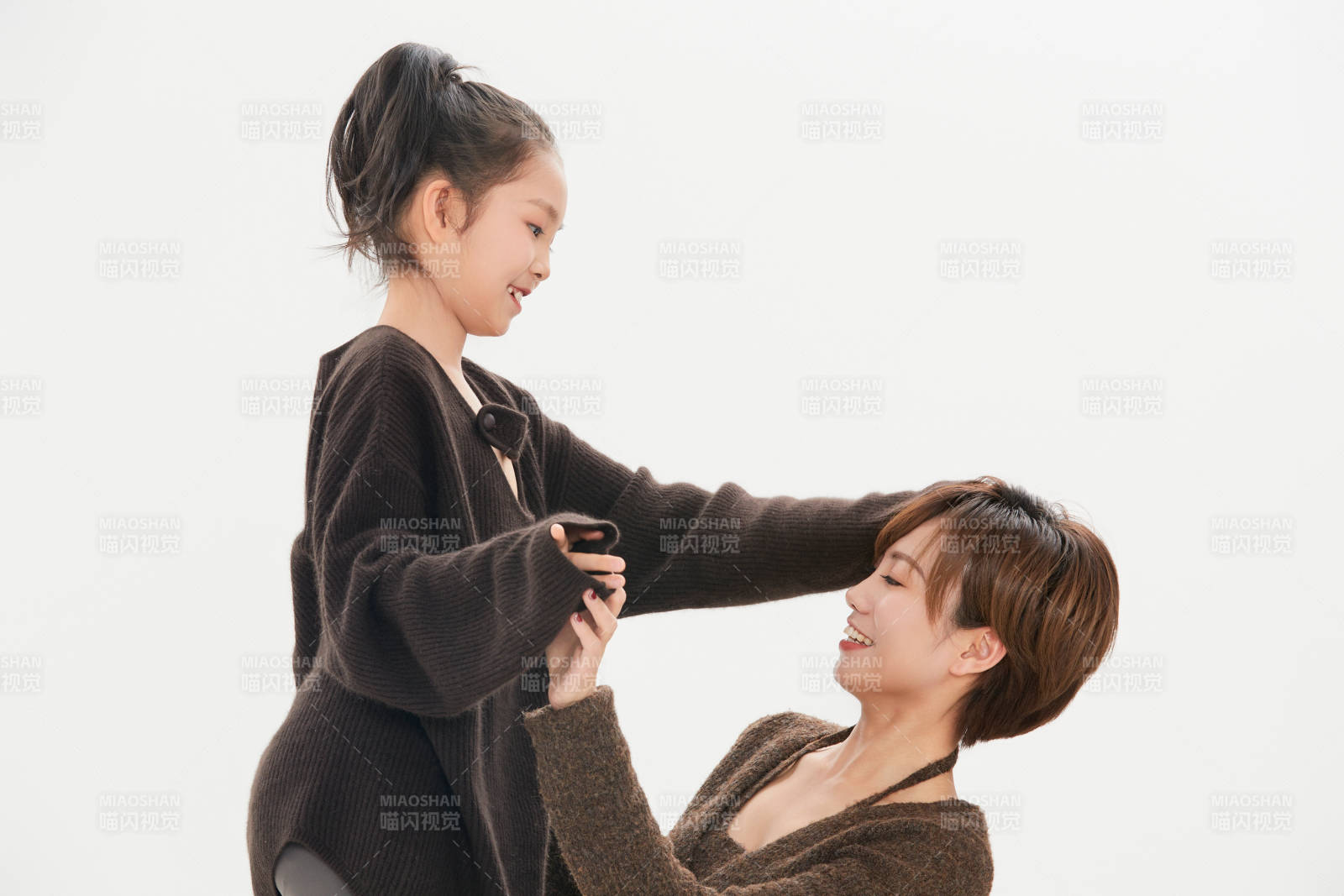 白色背景里的美丽妈妈与可爱女儿亲子人像图片