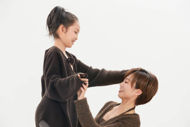 白色背景里的美丽妈妈与可爱女儿亲子人像图片