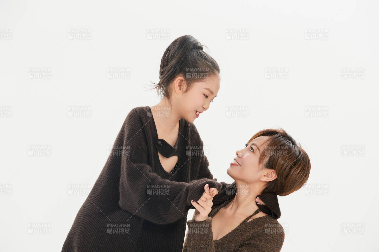 白色背景里的美丽妈妈与可爱女儿亲子人像图片