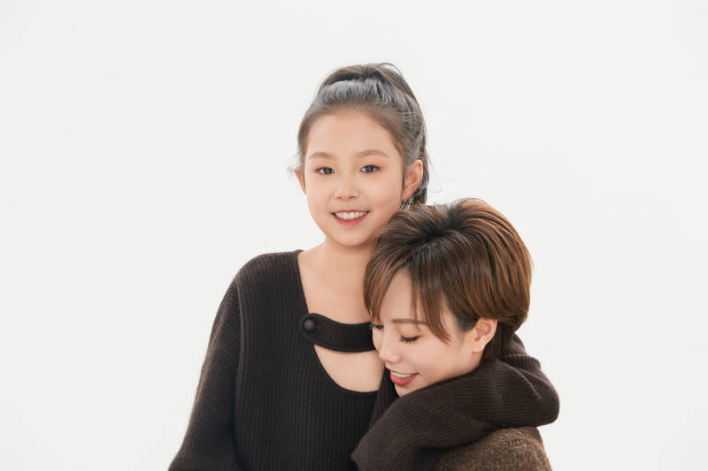 白色背景里的美丽妈妈与可爱女儿亲子人像图片