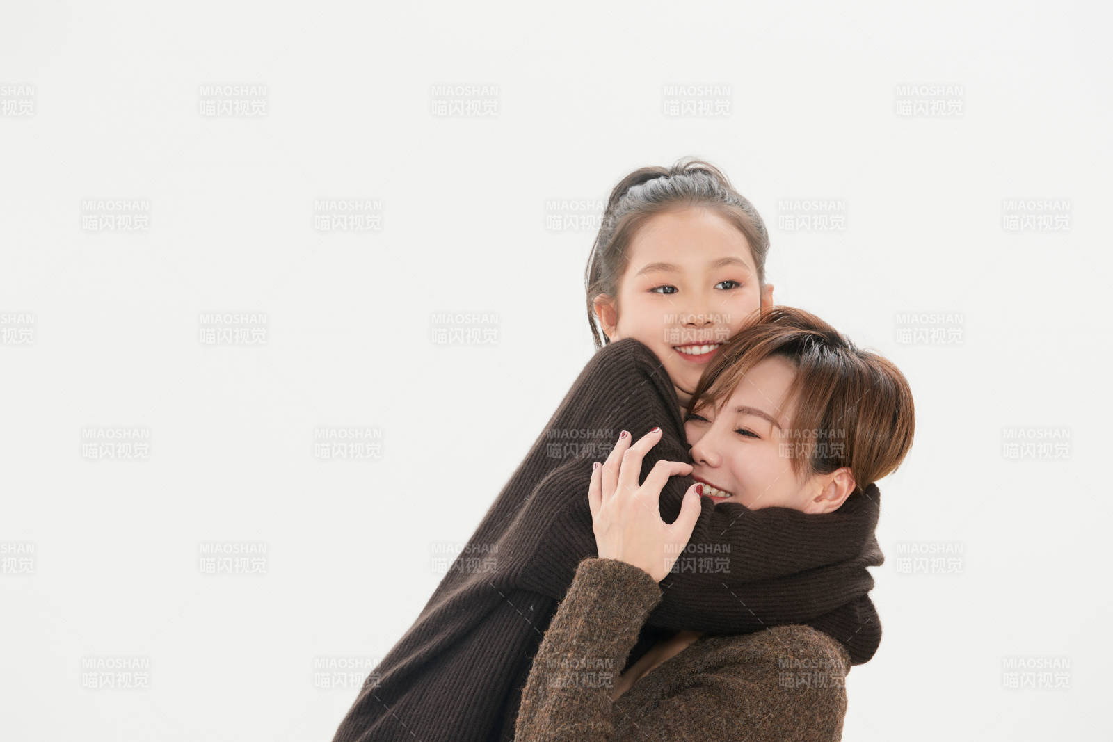 白色背景里的美丽妈妈与可爱女儿亲子人像图片