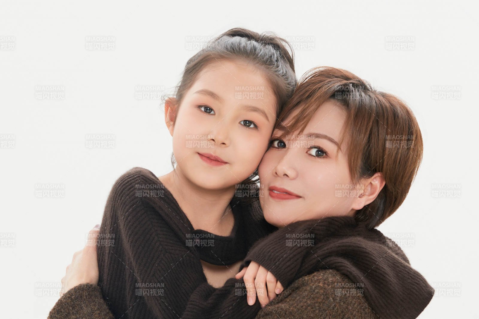白色背景里的美丽妈妈与可爱女儿亲子人像图片