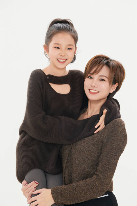 白色背景里的美丽妈妈与可爱女儿亲子人像图片