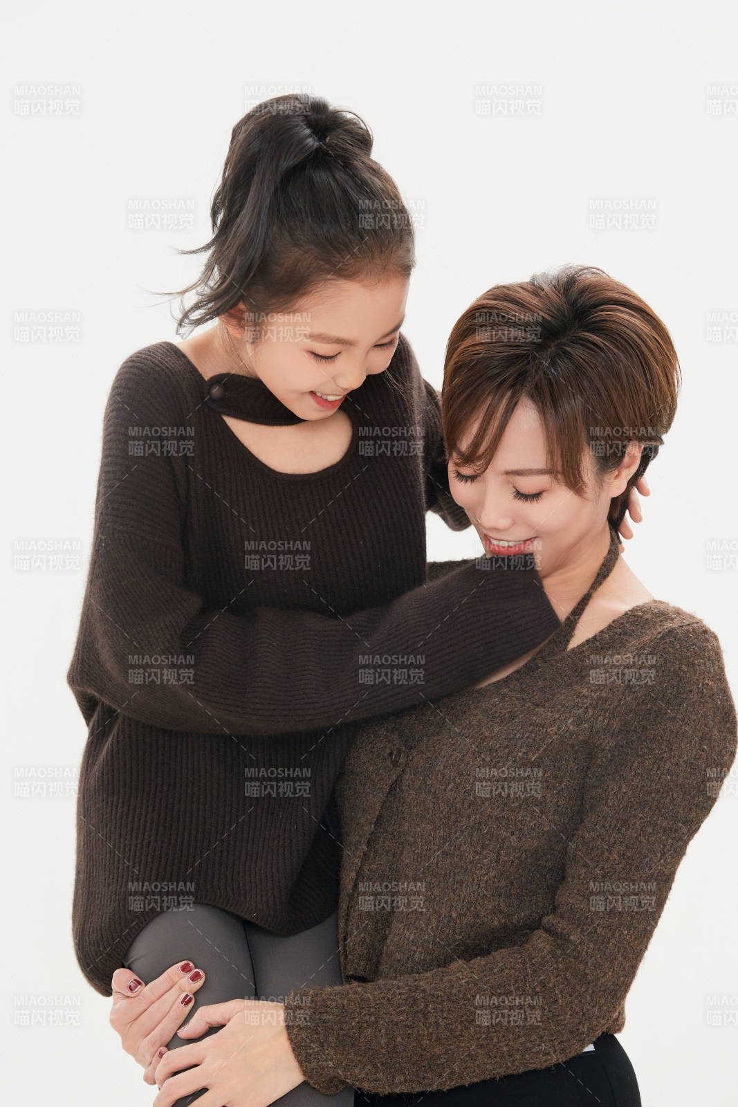 白色背景里的美丽妈妈与可爱女儿亲子人像图片