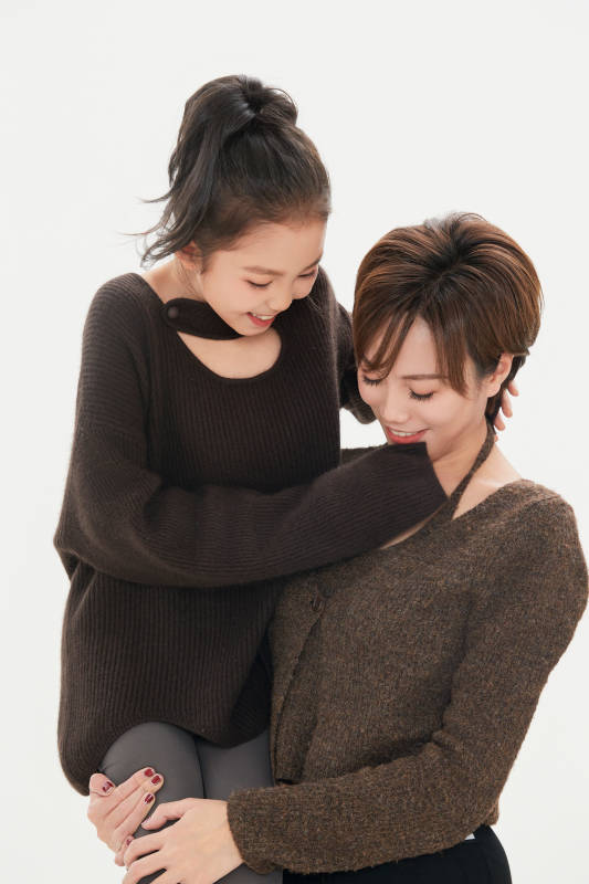 白色背景里的美丽妈妈与可爱女儿亲子人像图片