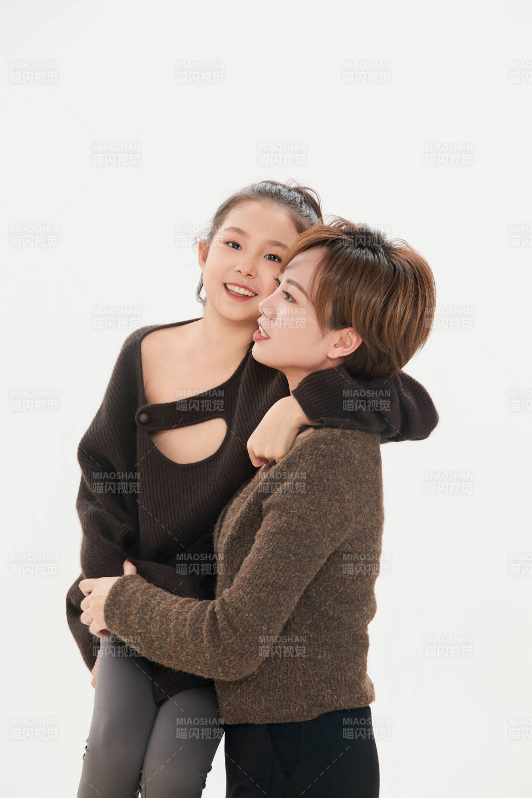 白色背景里的美丽妈妈与可爱女儿亲子人像图片