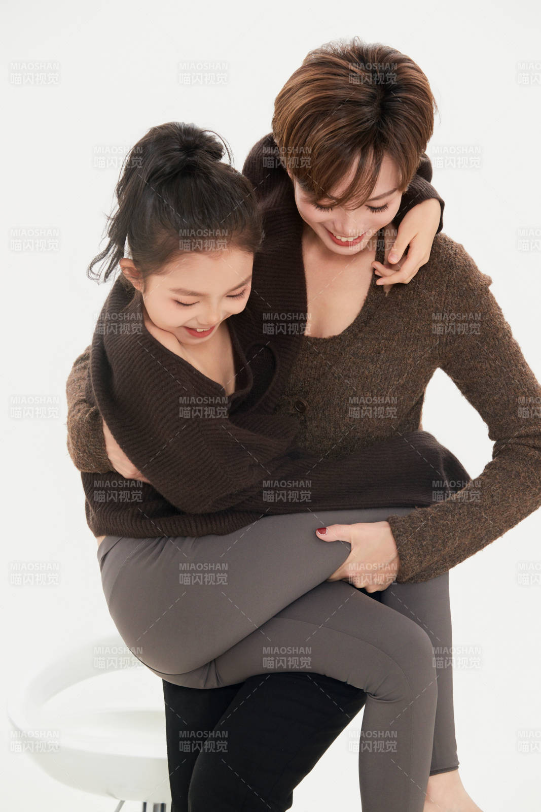 白色背景里的美丽妈妈与可爱女儿亲子人像图片