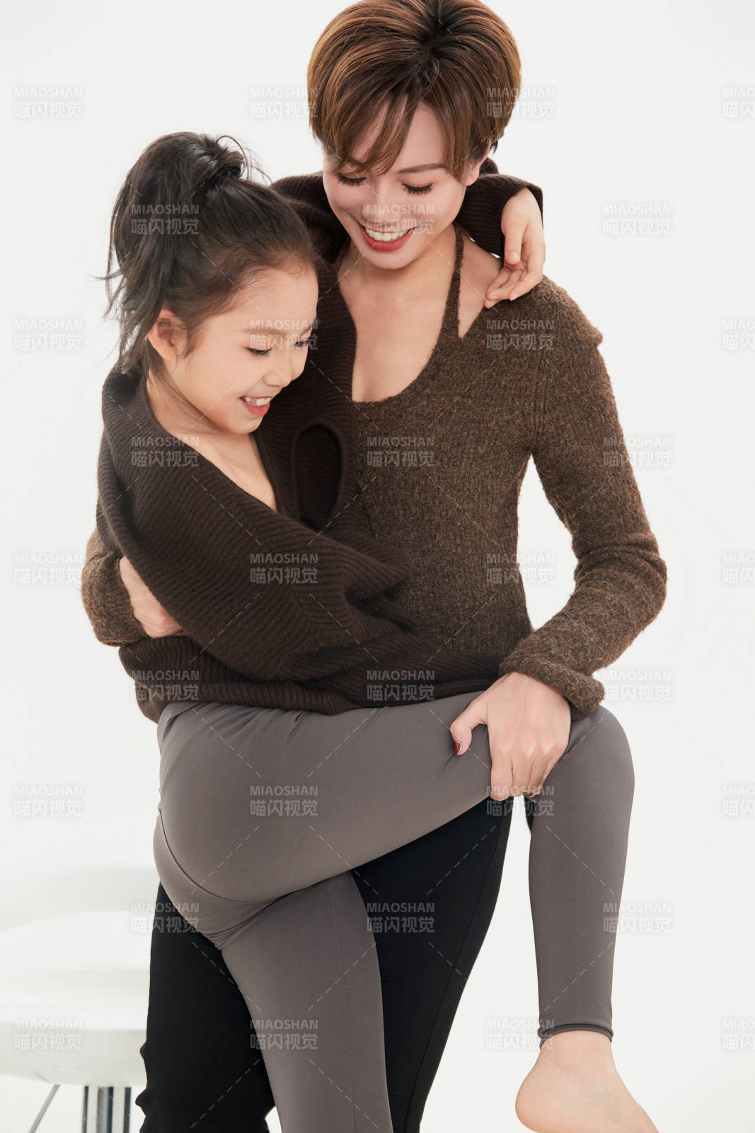 白色背景里的美丽妈妈与可爱女儿亲子人像图片