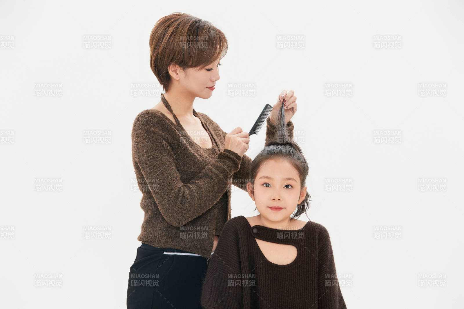 白色背景里的美丽妈妈与可爱女儿亲子人像图片