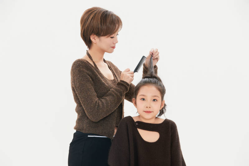 白色背景里的美丽妈妈与可爱女儿亲子人像图片