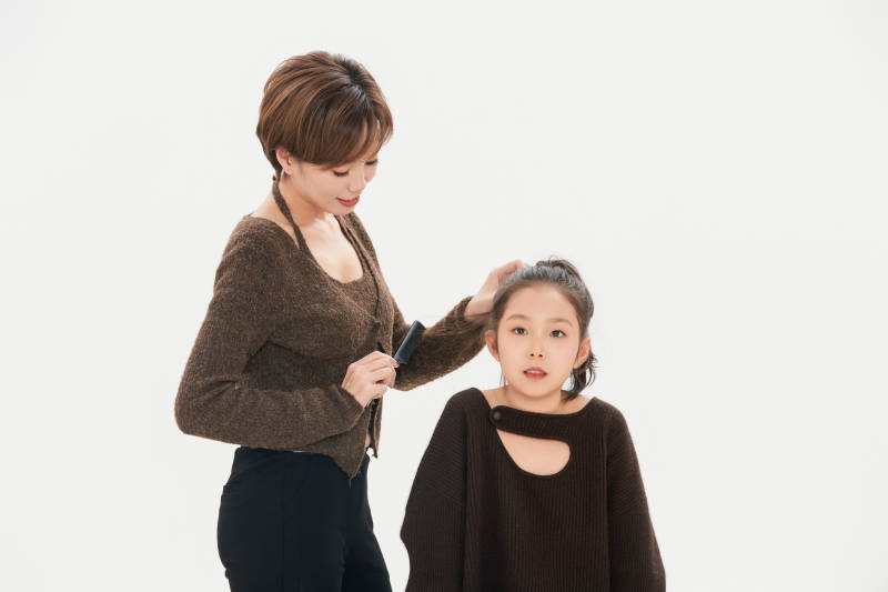 白色背景里的美丽妈妈与可爱女儿亲子人像图片