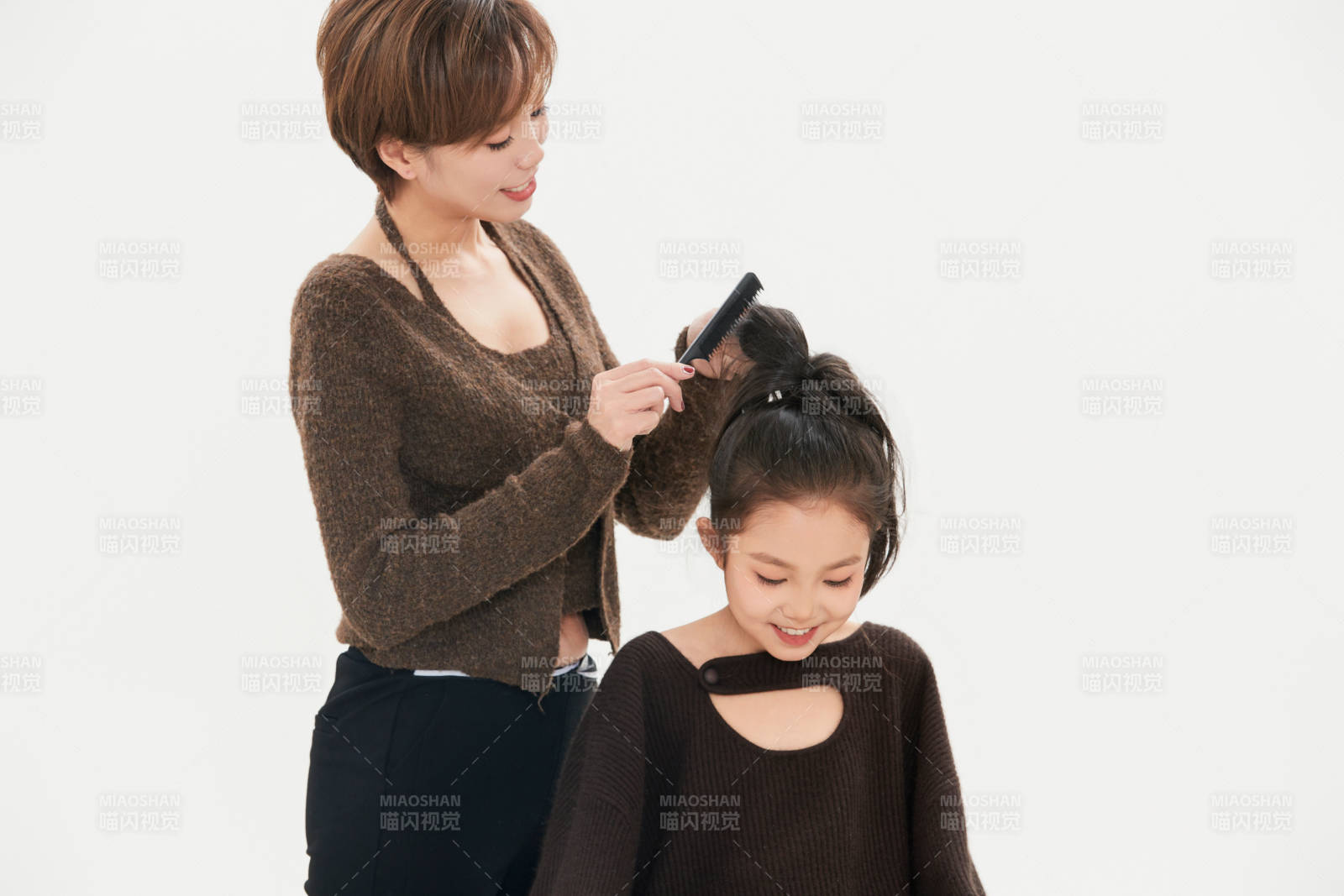 白色背景里的美丽妈妈与可爱女儿亲子人像图片