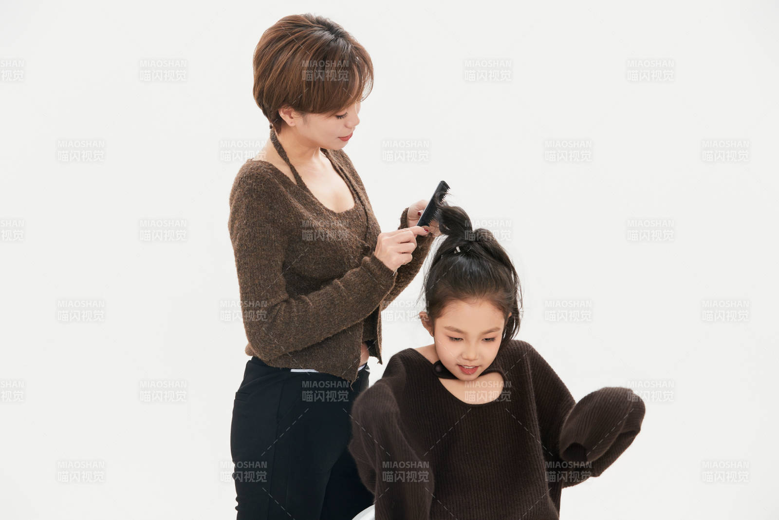 白色背景里的美丽妈妈与可爱女儿亲子人像图片