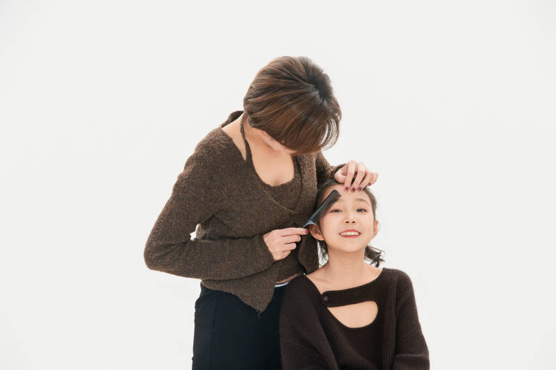 白色背景里的美丽妈妈与可爱女儿亲子人像图片