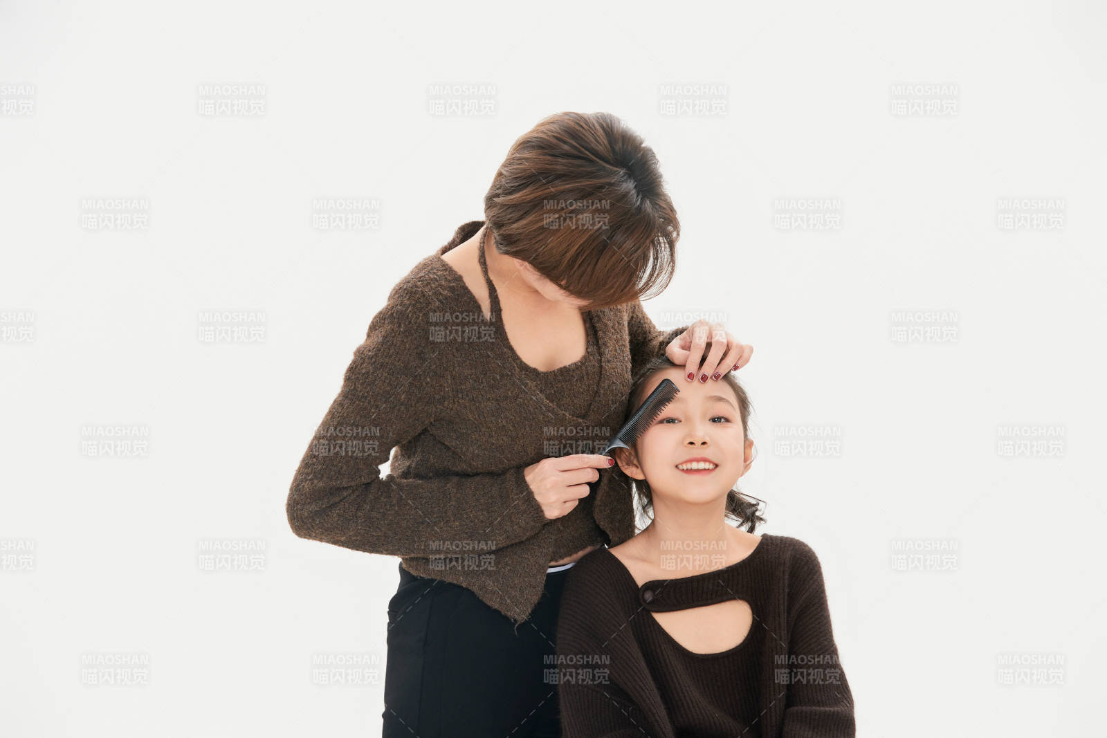 白色背景里的美丽妈妈与可爱女儿亲子人像图片