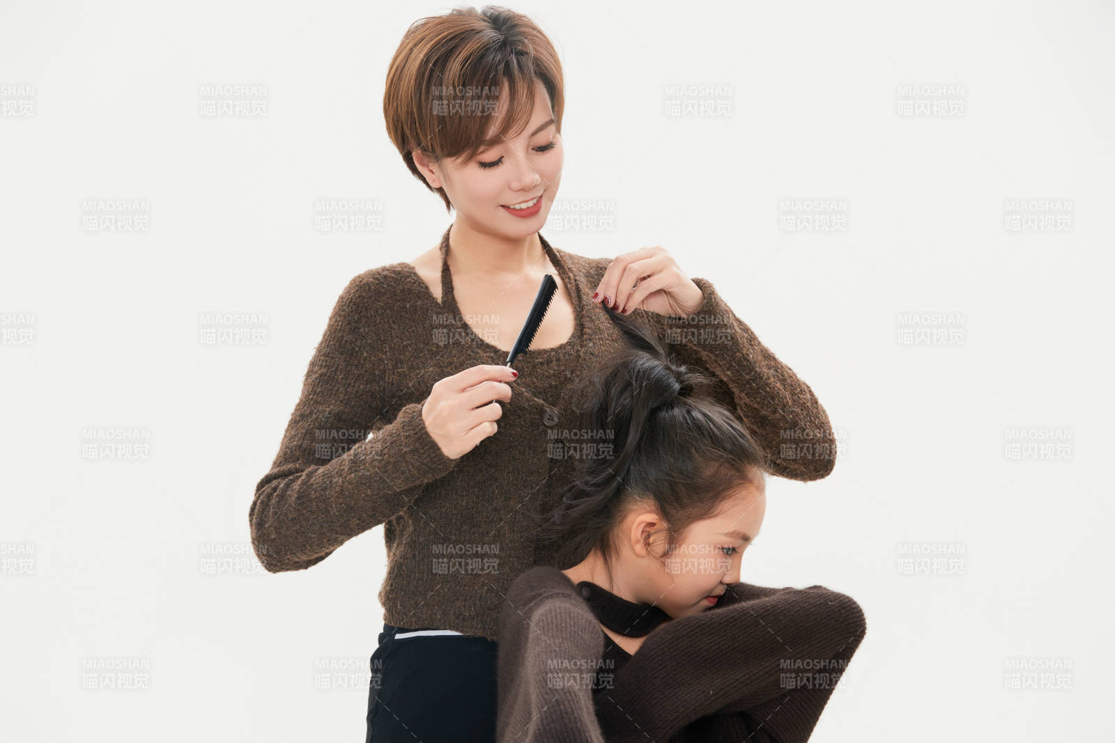 白色背景里的美丽妈妈与可爱女儿亲子人像图片