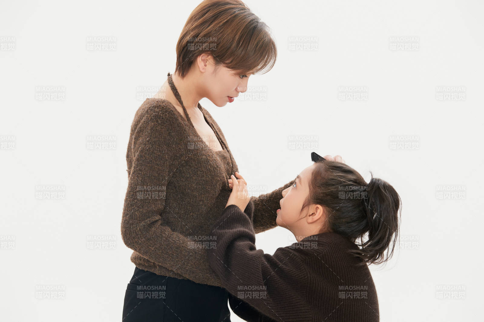 白色背景里的美丽妈妈与可爱女儿亲子人像图片