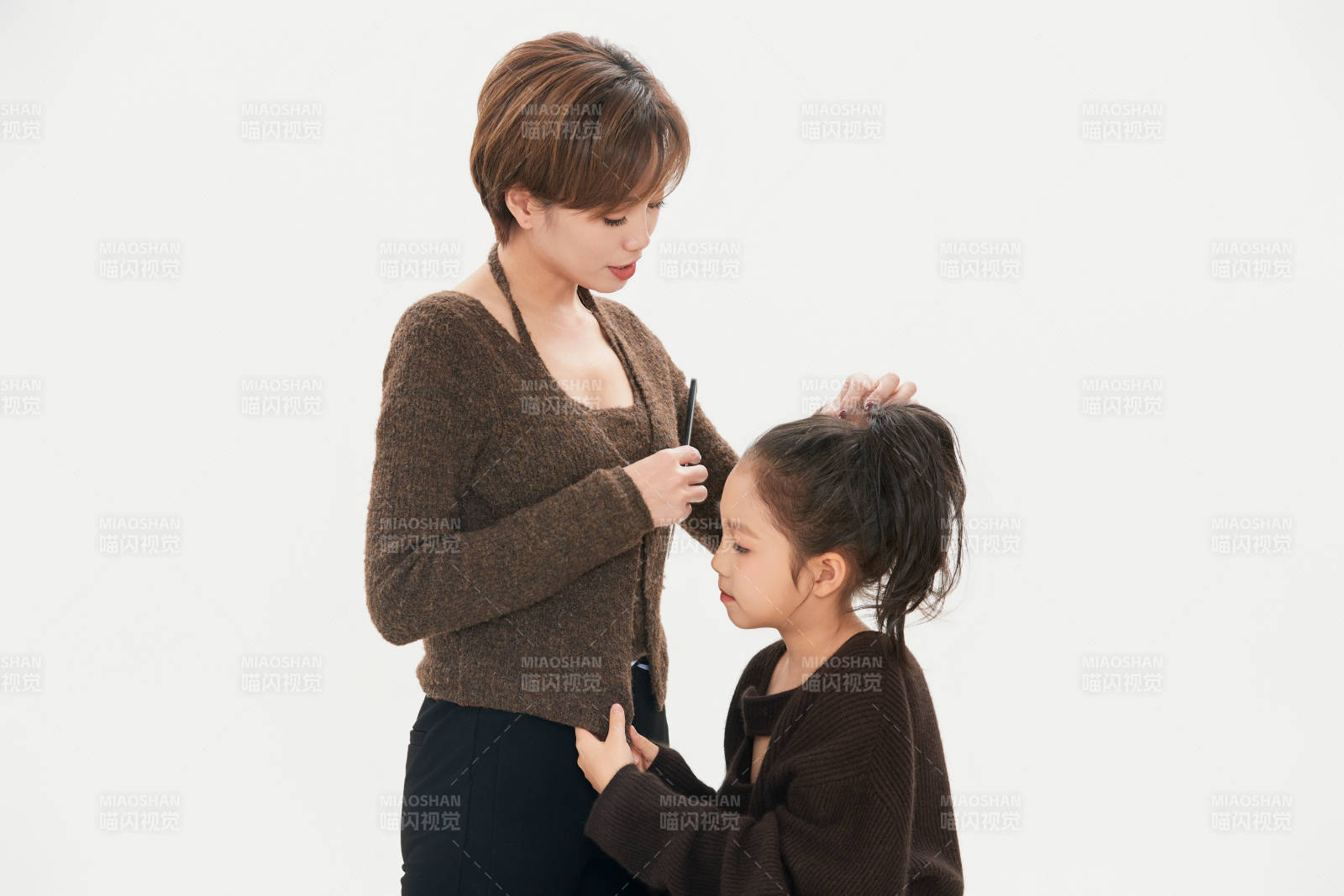 白色背景里的美丽妈妈与可爱女儿亲子人像图片