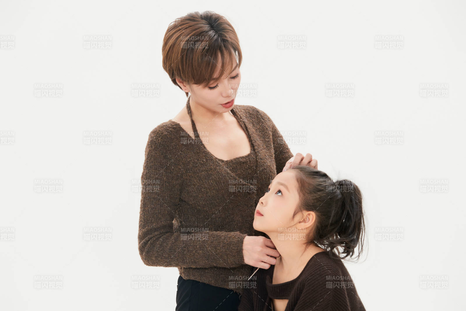 白色背景里的美丽妈妈与可爱女儿亲子人像图片