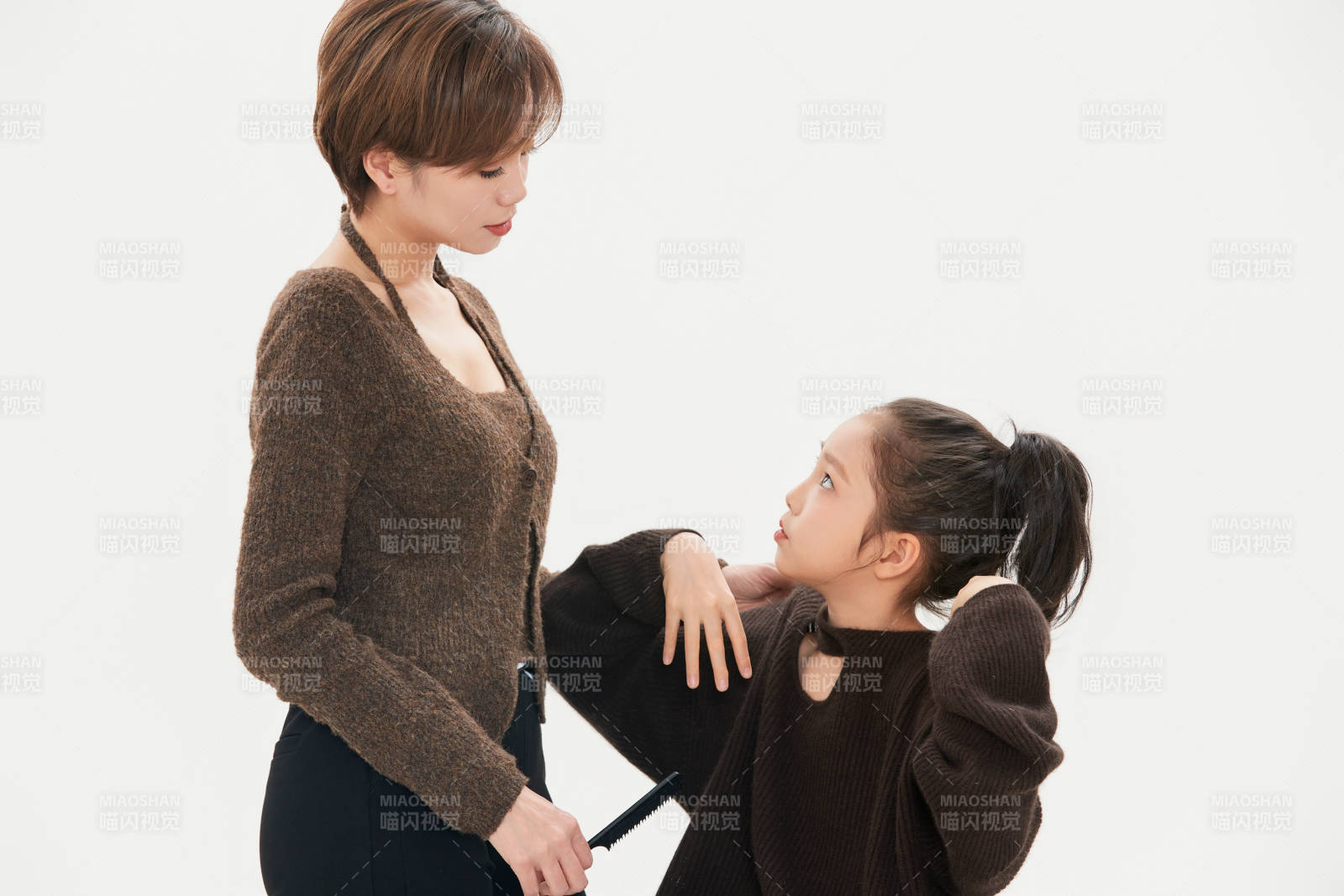 白色背景里的美丽妈妈与可爱女儿亲子人像图片