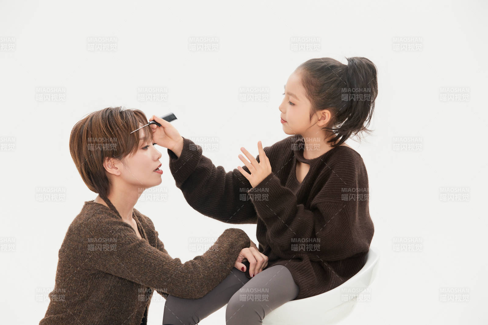 白色背景里的美丽妈妈与可爱女儿亲子人像图片