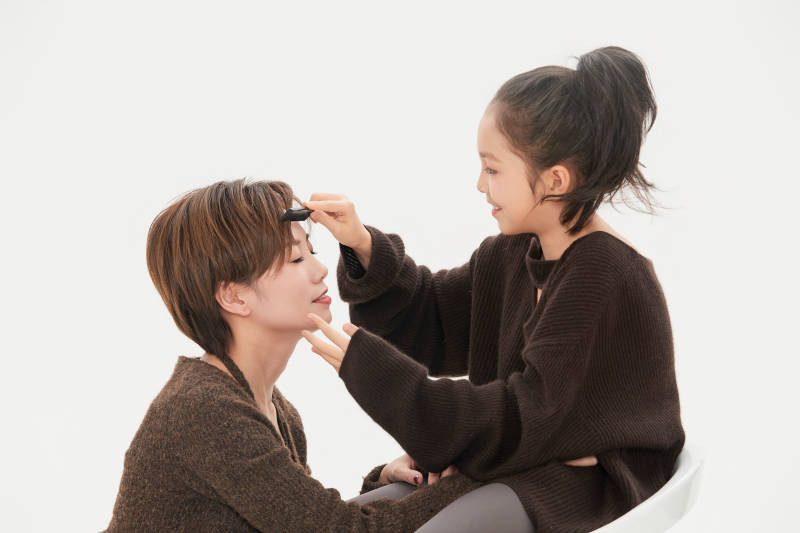 白色背景里的美丽妈妈与可爱女儿亲子人像图片