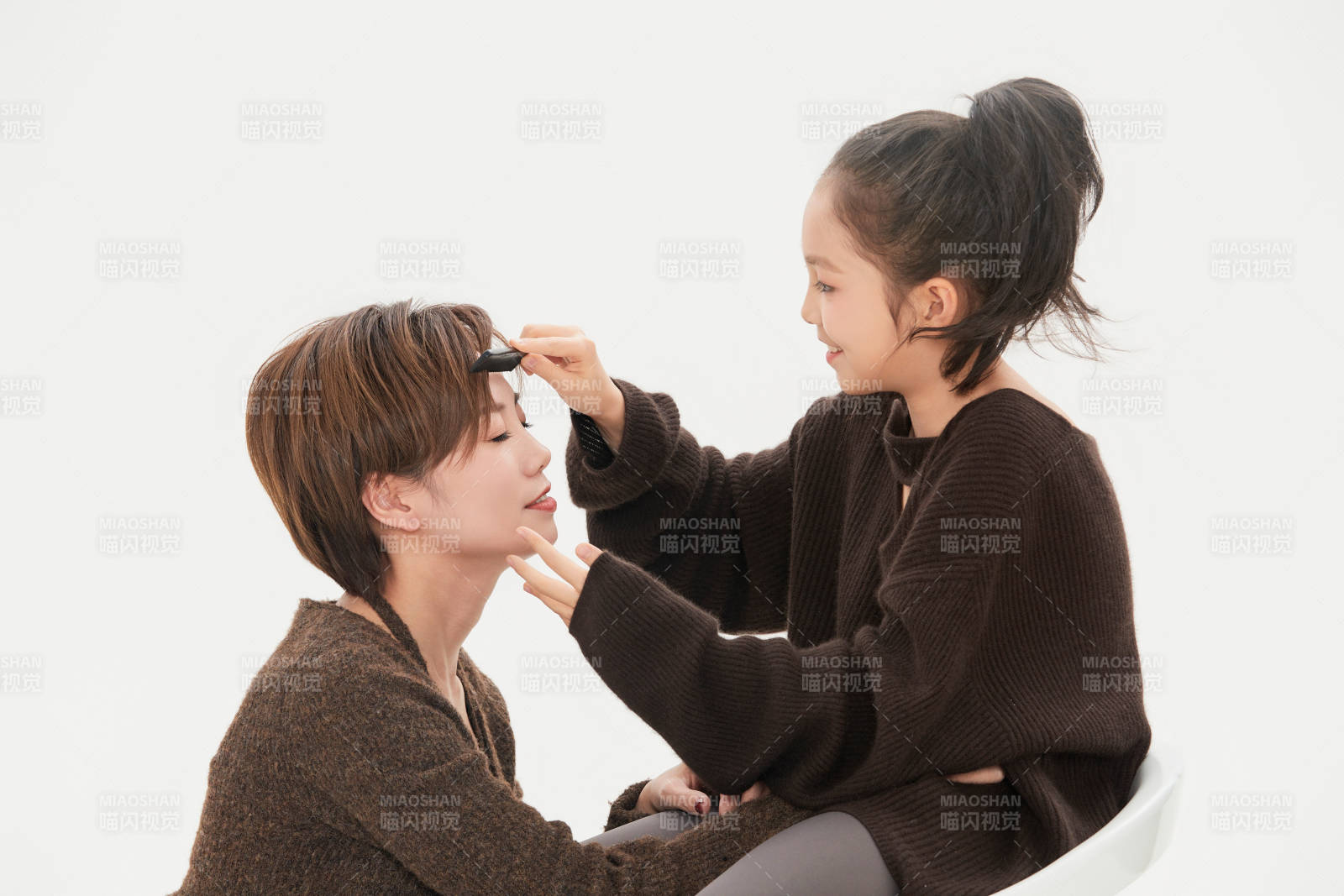 白色背景里的美丽妈妈与可爱女儿亲子人像图片