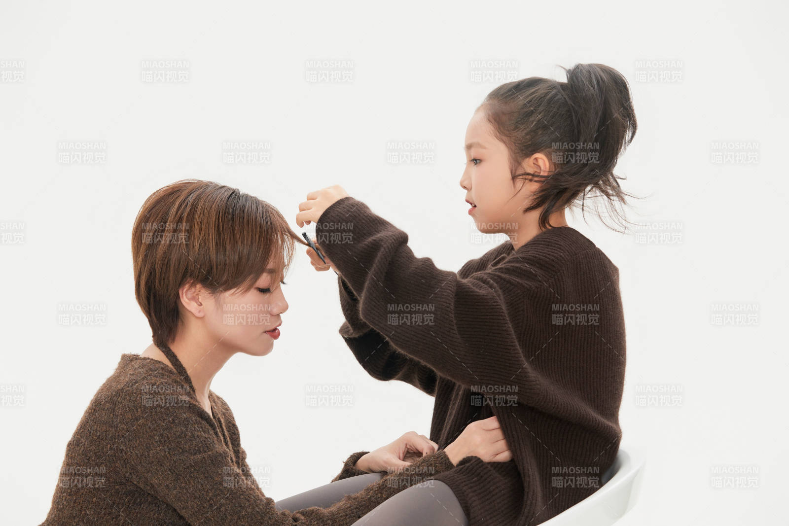 白色背景里的美丽妈妈与可爱女儿亲子人像图片