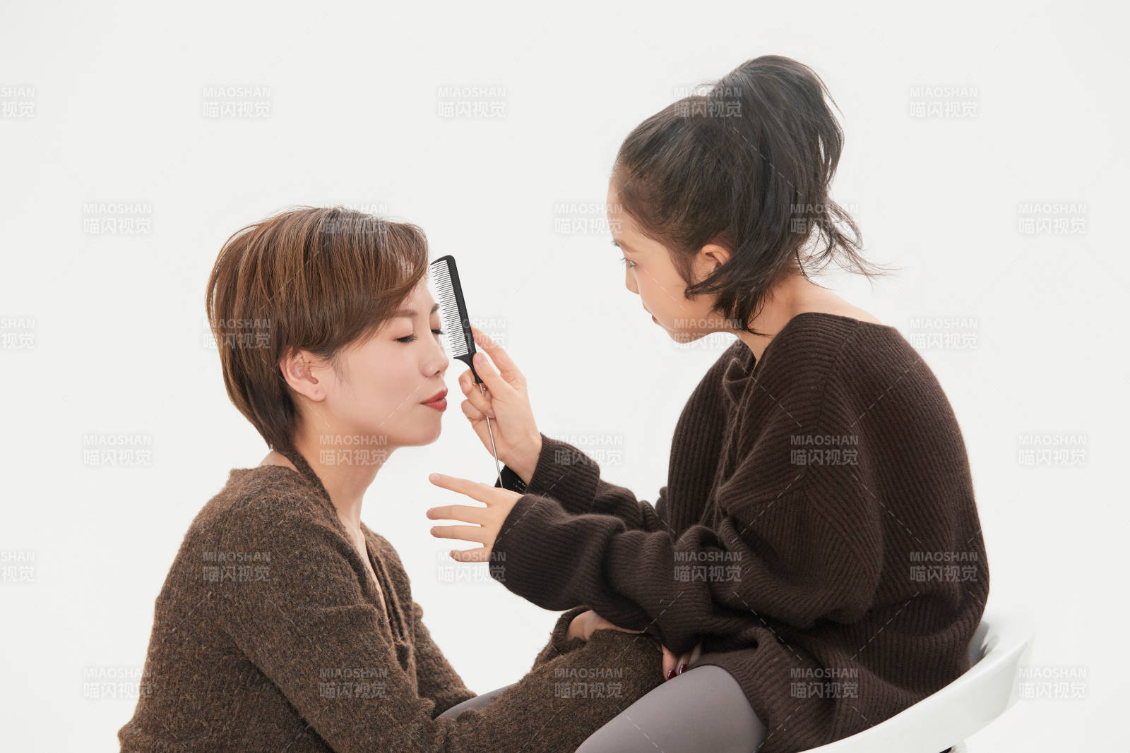 白色背景里的美丽妈妈与可爱女儿亲子人像图片