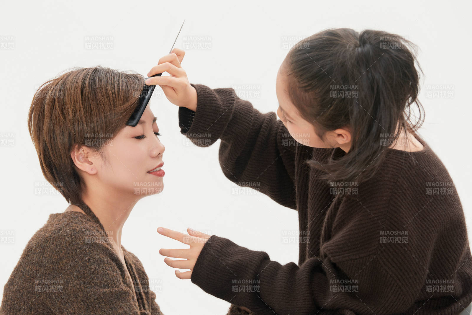 白色背景里的美丽妈妈与可爱女儿亲子人像图片