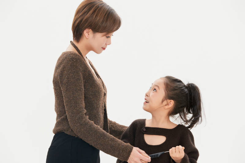 白色背景里的美丽妈妈与可爱女儿亲子人像图片